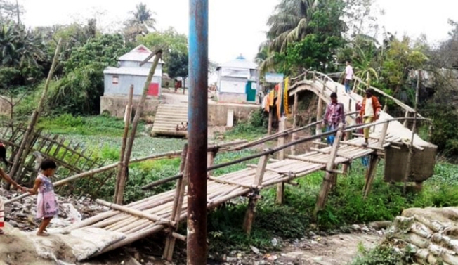 জরাজীর্ণ সেতু দিয়ে চলাচল, দুর্ভোগে ৩৫ গ্রামের মানুষ
