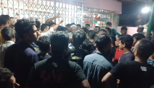 শাবি শিক্ষার্থীকে মারধর, বিশ্ববিদ্যালয় ফটকে বিক্ষোভ