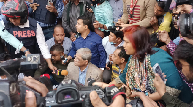 কার্যালয়ে প্রবেশে বাধা, ফুটপাতে অবস্থান মির্জা ফখরুলের