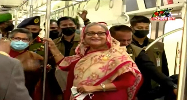 যাত্রী হয়ে মেট্রোরেলে প্রধানমন্ত্রী