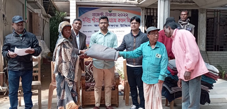 কমলগঞ্জে পিছিয়ে পড়া জনগোষ্ঠীর মাঝে কম্বল বিতরণ