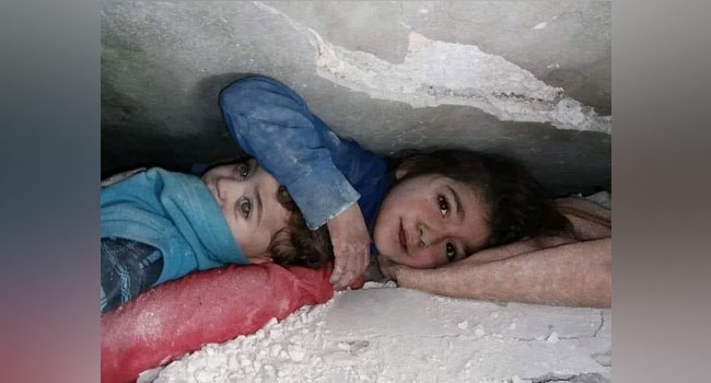 তুরস্কে ভূমিকম্প : ছোট্ট ভাইকে মমতায় আঁকড়ে রাখল ৭ বছরের মেয়ে