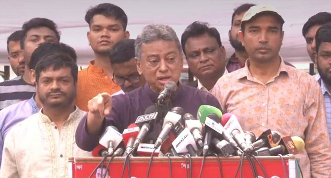 জনগণ ভয়কে জয় করে ফেলেছে : আমির খসরু