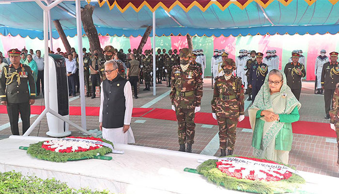 বঙ্গবন্ধুর সমাধিতে রাষ্ট্রপতি ও প্রধানমন্ত্রীর শ্রদ্ধা