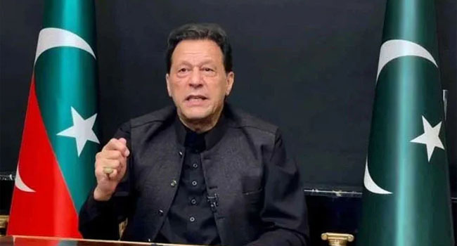 ইমরান খানকে গ্রেফতার করতে বাসভবনে পুলিশ