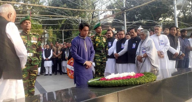 ৭ মার্চ উপলক্ষে বঙ্গবন্ধুর প্রতিকৃতিতে প্রধানমন্ত্রীর শ্রদ্ধা