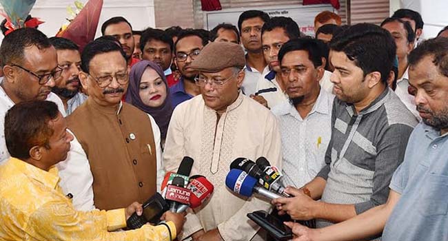 সরকারকে টেনে নামানোর হুমকি মানুষের কাছে কৌতুক : তথ্যমন্ত্রী