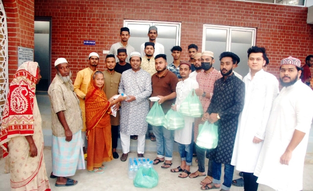 রোজায় অসহায়দের মাঝে কামরান পরিবারের ইফতার বিতরণ