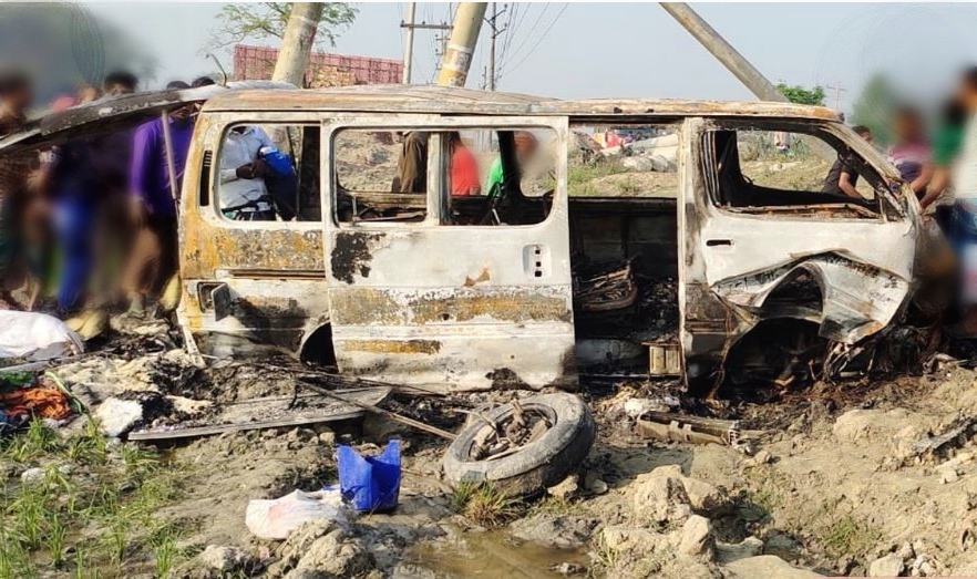 খাদে পড়ে যাওয়া মাইক্রোবাসে গ্যাস সিলিন্ডার বিস্ফোরণ, নিহত ৪