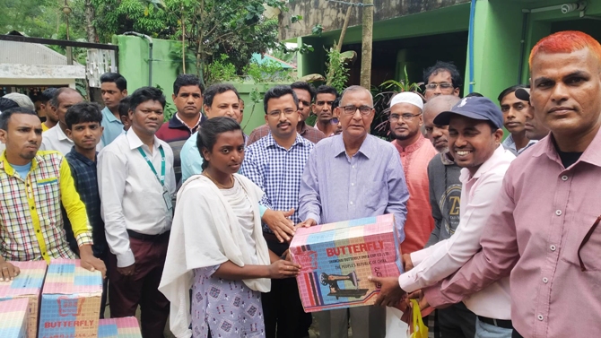 শমশেরনগর চা বাগানে ৩০ জন দলিত নারী পেল সেলাই মেশিন