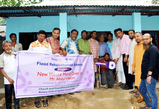 অসহায় প্রতিবন্ধী আব্দুল হেকিম পেলো নতুন ঘর