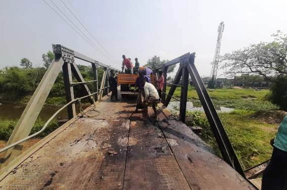 জগন্নাথপুরে বেইলি ব্রীজের পাটাতন ভেঙ্গে নদীতে, যানচলাচল বন্ধ