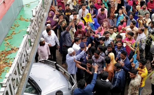 সিলেটের জেলা প্রশাসককে অবরুদ্ধ করে দুই প্রার্থীর সমর্থকদের বিক্ষোভ
