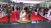 মুজিবনগর দিবসে বঙ্গবন্ধুর প্রতিকৃতিতে প্রধানমন্ত্রীর শ্রদ্ধা