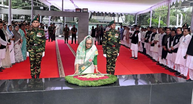 মুজিবনগর দিবসে বঙ্গবন্ধুর প্রতিকৃতিতে প্রধানমন্ত্রীর শ্রদ্ধা