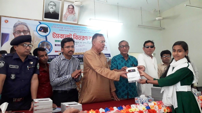 কমলগঞ্জে মাধ্যমিক পর্যায়ে ১৩২ শিক্ষার্থীকে ট্যাব প্রদান