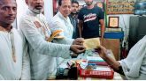 ঈদ উপলক্ষে বিএনপি নেতা আকতার রশিদের পরিবারের নগদ অর্থ বিতরণ