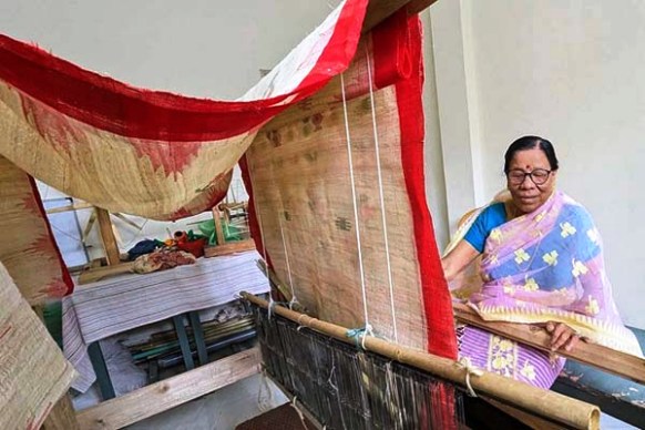 কলা গাছের তন্তু থেকে শাড়ি বানালেন মৌলভীবাজারের রাধাবতী
