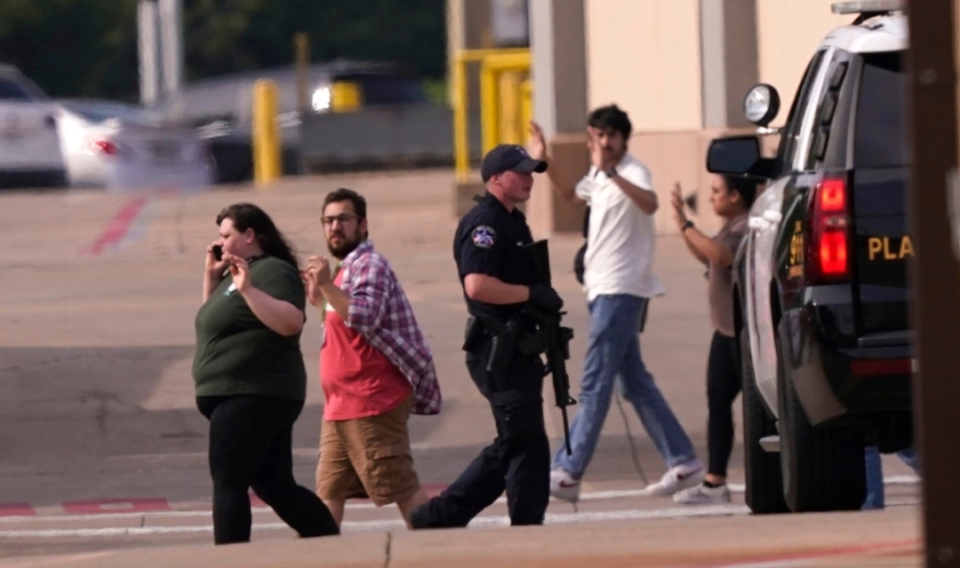 টেক্সাসে শপিং মলে বন্দুক হামলা, নিহত ৯