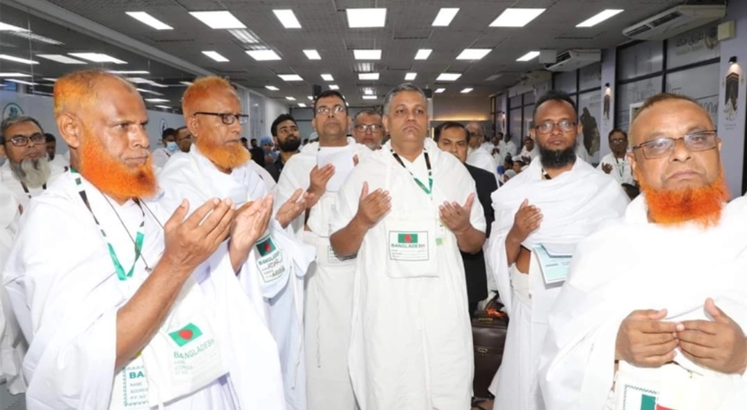 ৪১৫ হজযাত্রী নিয়ে জেদ্দায় পৌঁছেছে প্রথম ফ্লাইট