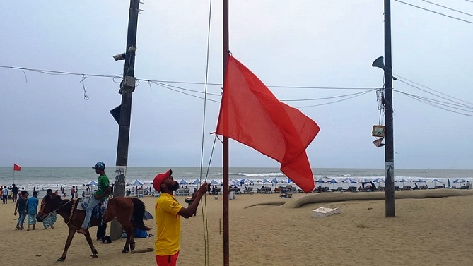 কক্সবাজারে মোখার প্রভাব পড়তে শুরু করেছে