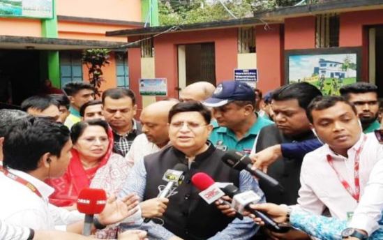 সিসিক নির্বাচন, দুর্গাকুমার বিদ্যালয় কেন্দ্রে ভোট দিলেন পররাষ্ট্রমন্ত্রী