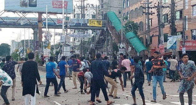 শাবি শিক্ষার্থীদের সঙ্গে স্থানীয়দের পাল্টাপাল্টি ধাওয়া, আহত ৩০