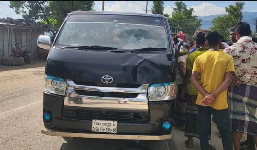 জৈন্তাপুরে মাইক্রোবাস চাপায় ট্রাক চালকের মৃত্যু