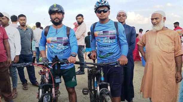 সিলেট থেকে সাইক্লিং করে কুয়াকাটায় ২ যুবক