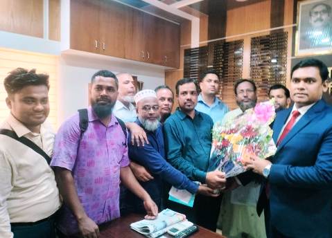 সিলেটের নবাগত জেলা প্রশাসককে ফুল দিয়ে শুভেচ্ছা জানালো বাপসা