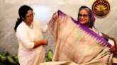 প্রধানমন্ত্রীকে কলা গাছের তন্তু থেকে তৈরি শাড়ি উপহার