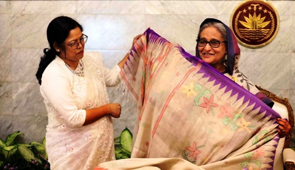 প্রধানমন্ত্রীকে কলা গাছের তন্তু থেকে তৈরি শাড়ি উপহার