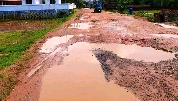 কানাইঘাটে সড়কের বেহাল দশা, কাজে অনিয়মের অভিযোগ