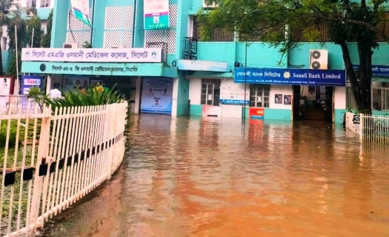 সিলেটে টানা বৃষ্টি, ওসমানী হাসপাতালের ভেতরে পানি