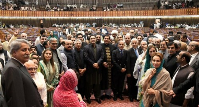 পাকিস্তানে পার্লামেন্ট ভেঙে দেয়া হলেও পিছিয়ে যাচ্ছে নির্বাচন