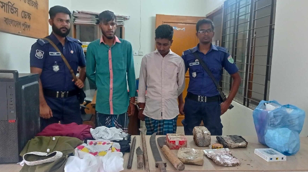 কমলগঞ্জে দেশীয় অস্ত্রসহ চোরাই মালামাল উদ্ধার, আটক ২