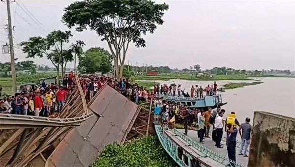 জগন্নাথপুরে বেইলি ব্রিজ ভেঙে নদীতে ট্রাক, চালক ও হেলপার নিখোঁজ