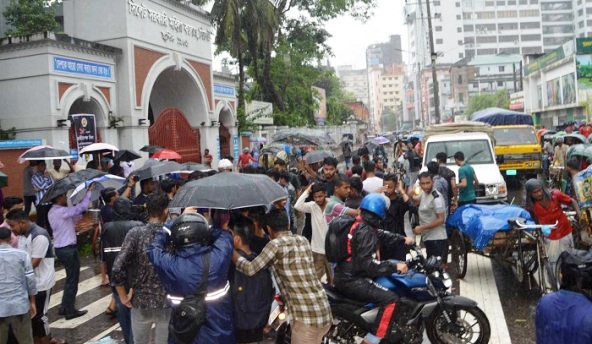 সিলেটে এইচএসসি পরীক্ষার্থীদের আড়াই ঘণ্টা সড়ক অবরোধ