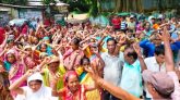 সাপ্তাহিক মজুরির দাবিতে হোসনাবাদ চা বাগানে শ্রমিকদের ধর্মঘট
