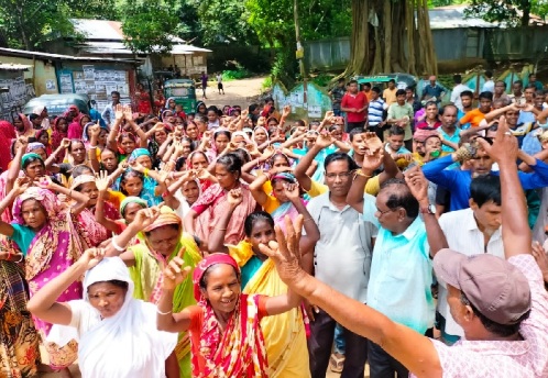 সাপ্তাহিক মজুরির দাবিতে হোসনাবাদ চা বাগানে শ্রমিকদের ধর্মঘট