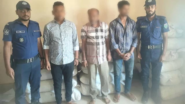 জগন্নাথপুরে বাস থেকে ১৭ বস্তা ভারতীয় পণ্যসহ গ্রেপ্তার ৩