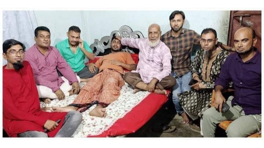সড়ক দুর্ঘটনায় আহত যুবদল নেতা মাছুমের সয্যাপাশে বিএনপি নেতৃবৃন্দ
