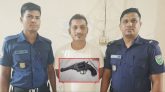 পুলিশের হাতে অস্ত্রসহ যুবক আটক