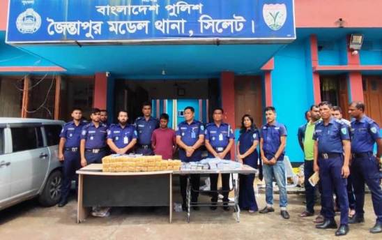 জৈন্তাপুরে ২৯৭টি ভারতীয় স্মার্টফোনসহ আটক ১