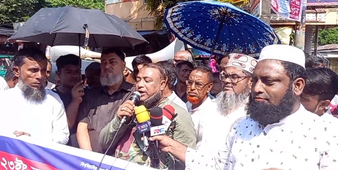 আ’লীগ নেতার কটুক্তির প্রতিবাদে সিলেটে পরিবহন মালিক শ্রমিকদের মানববন্ধন