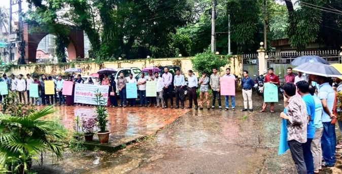 সিলেট মেডিকেল বিশ্ববিদ্যালয়ের কর্মচারীদের মানবপ্রাচীর