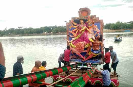সুনামগঞ্জে প্রতিমা বির্সজনে শারদীয় দূর্গাপূজার সমাপ্তি