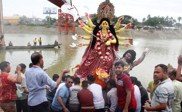 প্রতিমা বির্সজনের মধ্য দিয়ে সিলেটে শেষ হলো দুর্গোৎসব