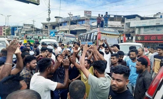 গোলাপগঞ্জ থানার ওসিকে প্রত্যহারের দাবিতে সড়ক অবরোধ
