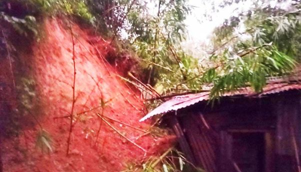 নবীগঞ্জে টিলা ধসে তিন বসতঘর বিধ্বস্ত, আহত ১০